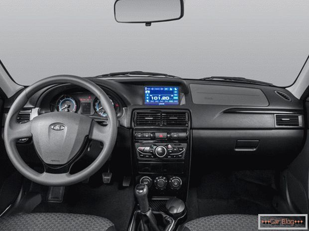 Prendersi cura della sicurezza dei consumatori, i produttori hanno fornito per la prima volta a Lada Priora un airbag
