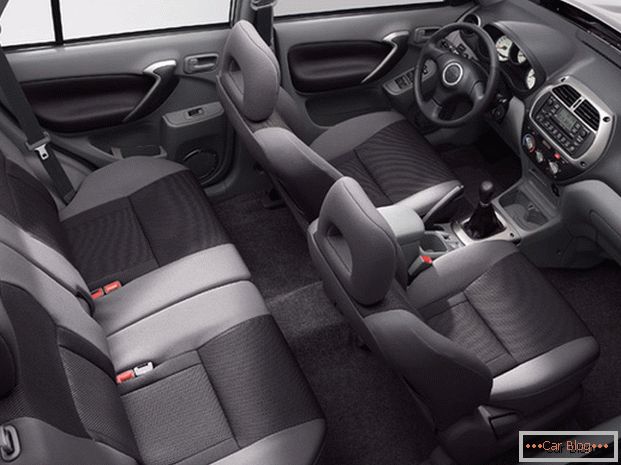 All'interno dell'auto Toyota Rav4 ti aspetti sedili comodi e parti arrotondate