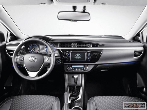 L'abitacolo della Toyota Corolla compensa le carenze della visuale della molla grazie al comfort al volante
