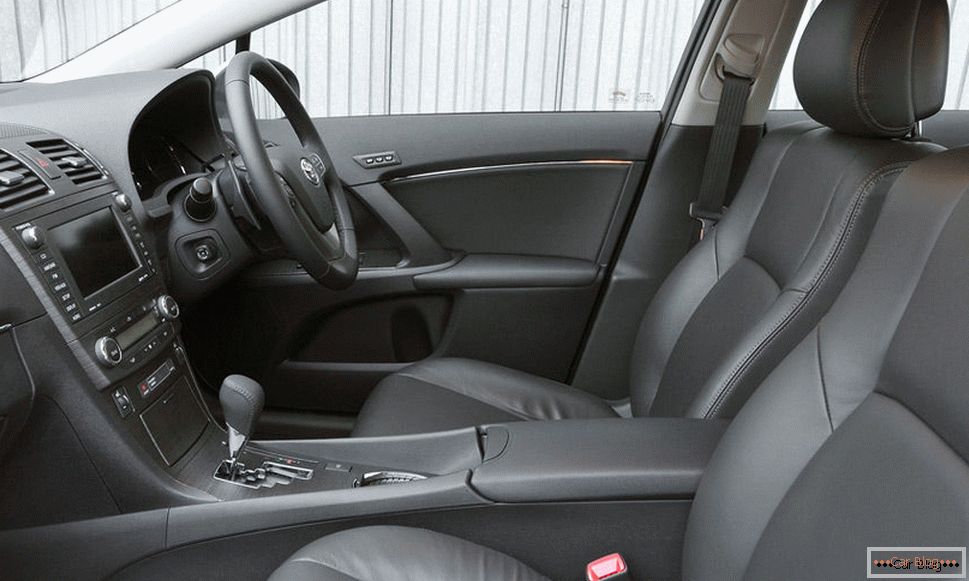 Dentro l'auto Toyota Avensis