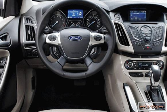 L'interno dell'auto Ford Focus può essere paragonato alla cabina dell'aereo