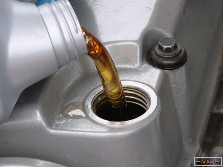 Cambio dell'olio in un motore turbocompresso
