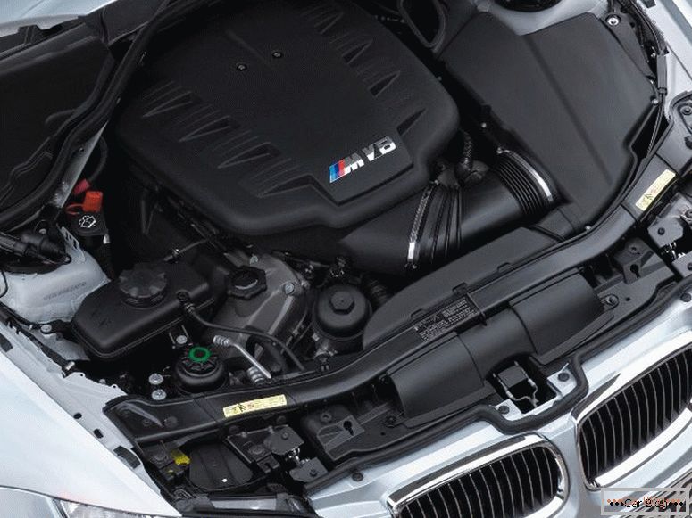 Motore dell'automobile BMW 3 E90 con chilometraggio