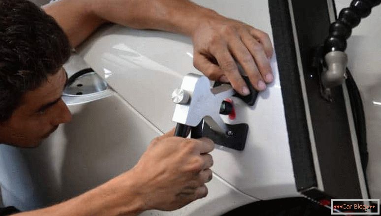 come fare la rimozione delle ammaccature sulla macchina senza dipingere le proprie mani