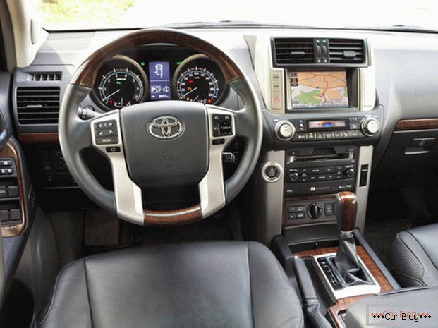 Saloon Toyota Land Cruiser Prado отличается наличием прямых линий
