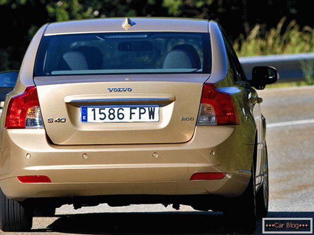 Auto Volvo S40: vista posteriore