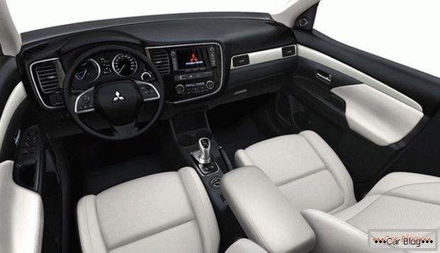 Dentro l'auto Mitsubishi Outlander