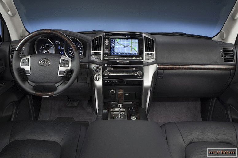 Salone Toyota Land Cruiser 200