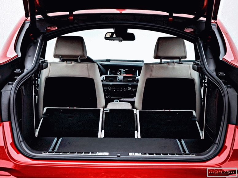 Il vano bagagli della BMW X4