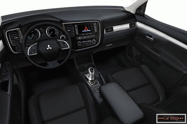 L'interno della macchina Mitsubishi Outlander è laconico e confortevole.