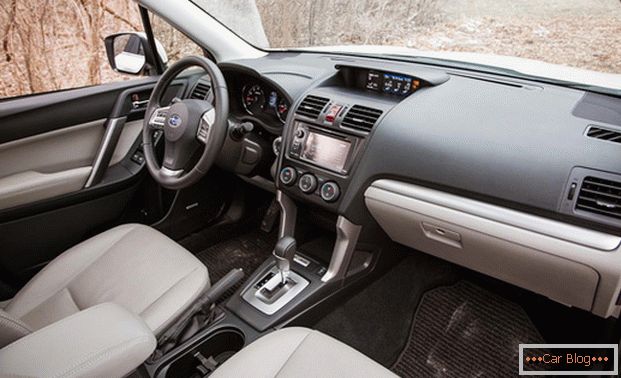 Dentro l'auto Subaru Forester